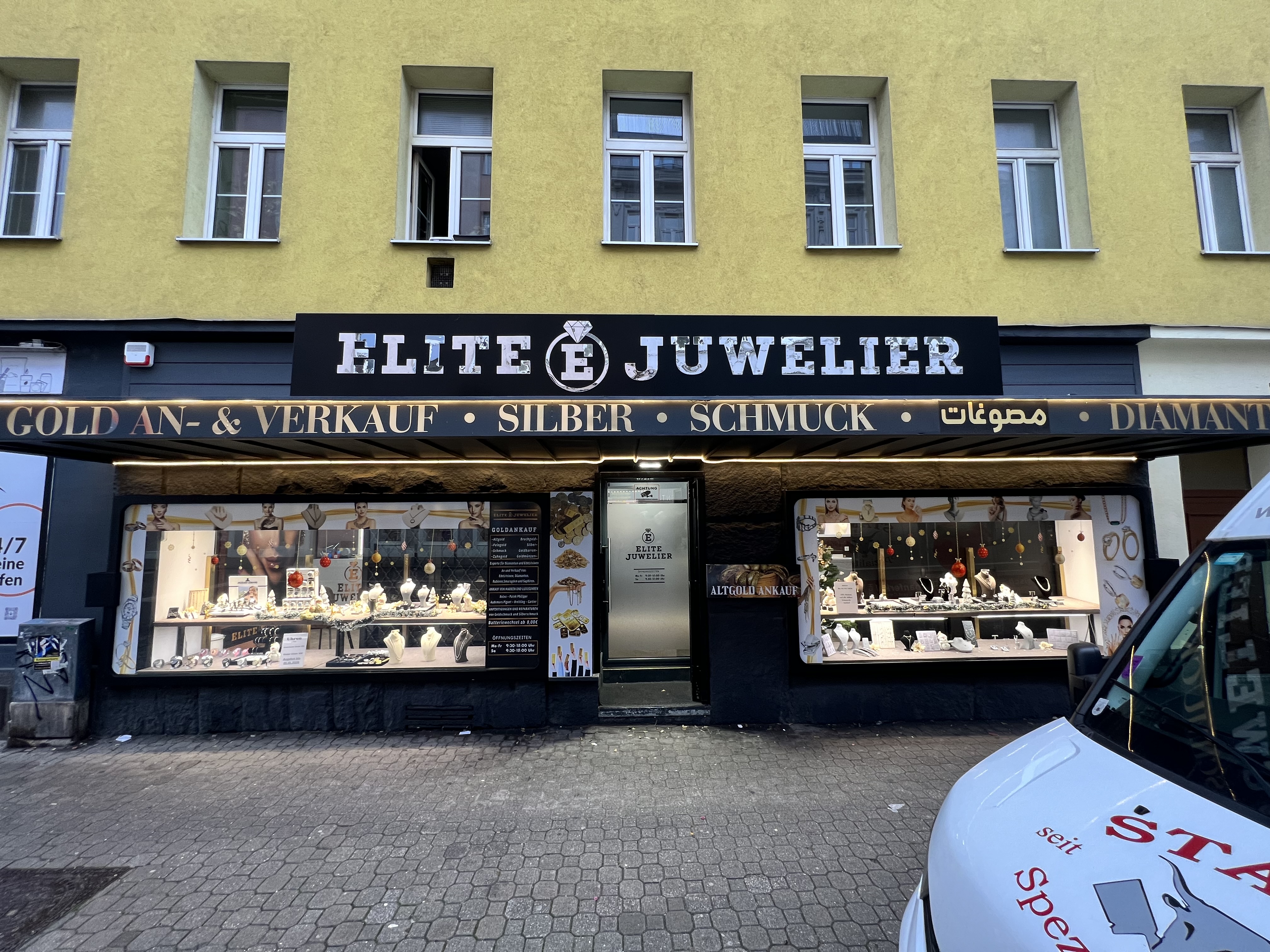 Innenraum eines Geschäfts mit eleganter Präsentation